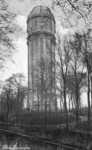 ZM-2924 Zierikzee. Slingerbos. De uit 1930 daterende watertoren, gebouwd naar een ontwerp van ir. A.J Ilcken, werd op ...