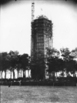 ZM-2935 Zierikzee. Slingerbos. De in aanbouw zijnde watertoren, in 1930 gereed gekomen, gebouwd naar een ontwerp van ...