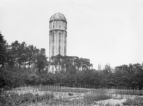 ZM-2937 Zierikzee. Slingerbos. De uit 1930 daterende watertoren, gebouwd naar een ontwerp van ir. A.J Ilcken, werd op ...