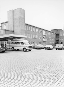 ZM-2967 Zierikzee. Emil Sandströmweg. Zweedse Rode Kruis ziekenhuis. Ambulance voor ingang van de polikliniek.