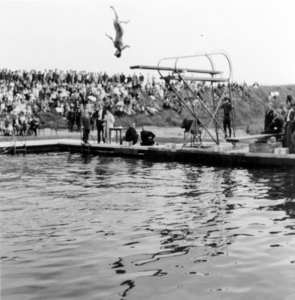 ZM-2987 Zierikzee. Zwembad De Val. Tijdens de opening.