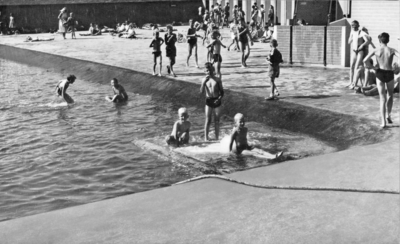 ZM-2988 Zierikzee. Zwembad De Val. Kinderen vermaken zich in het ondiepe .