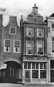 ZM-3104 Zierikzee. Havenpark met Vrijpoortje links. Rechts de gevel van Havenpark 1, huis In de witte swaen .