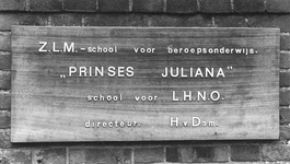 ZM-3314 Zierikzee. Bord Z.L.M.-school voor beroepsonderwijs Prinses Juliana , school voor L.H.N.O.