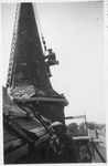 ZM-3349 Zierikzee. Nobelpoort. Herstelwerkzaamheden aan de toren, door loodgietersbedrijf Kouwenberg.
