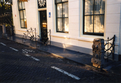 ZM-3398 Zierikzee. Nieuwe Bogerdstraat 22. Stoeppaal, geplaatst door de gemeente in 1999.