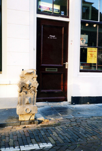 ZM-3400 Zierikzee. Nieuwe Bogerdstraat 22. Stoeppaal, geplaatst door de gemeente in 1999.