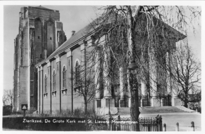 ZM-3441 Zierikzee. Nieuwe Kerk en Sint Lievens Monstertoren, gezien vanaf de Poststraat. Op de voorgrond de Wilhelminalinde.