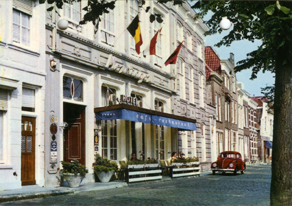 ZM-3443 Zierikzee. Oude Haven. Hotel-restaurant Mondragon