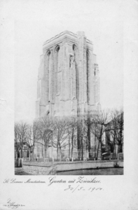 ZM-3446 Zierikzee. Sint Lievens Monstertoren, gezien vanuit de Weststraat. Op de voorgrond de Varreput.