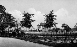 ZS-0194 Zierikzee. Grachtweg, gezien vanaf de Touwbaan. Op de voorgrond de Zoete Gracht met eendenhuisje. In het midden ...