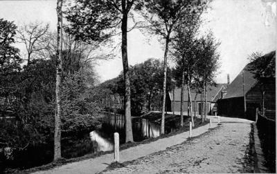 ZS-0219 Zierikzee. Grachtweg met Zoete Gracht. Rechts de boerderij van de familie Van der Wekken.