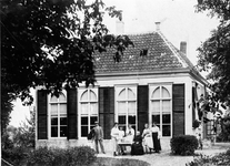 ZS-0221 Zierikzee. Grachtweg 7. Voormalig buitenverblijf Ruimzicht . De personen zijn v.l.n.r. Johan ten Haaf, Tona ten ...