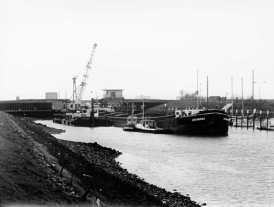 ZS-0267 Zierikzee. Nieuwe Haven. Uitdiepen ingang keersluis (in bedrijf genomen op woensdag 16 september 1959).
