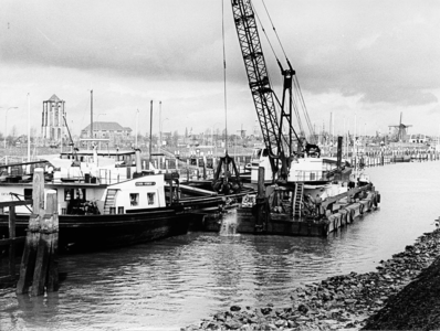ZS-0268 Zierikzee. Nieuwe Haven. Uitdiepen ingang keersluis (in bedrijf genomen op woensdag 16 september 1959).