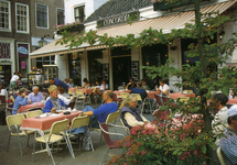 ZS-0349 Zierikzee. Havenplein. Terras cafe restaurant ''Concordia'.