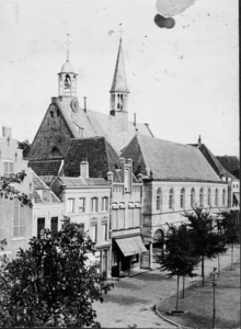 ZS-0355 Zierikzee. Havenplein. Links Gasthuiskerk en Beuze; naast de kerk de winkel van de firma W. Merle, handel in ...