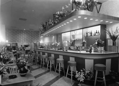 ZS-0386 Zierikzee. Havenplein 12. Interieur cafetaria Marktzicht . Feestelijke opening op 21 juli 1958.