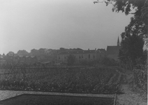 ZS-0419 Zierikzee. Hoge Molenstraat (achterzijde). Gezien vanaf de Gasthuisboomgaard, met centraal het Hervormd ...