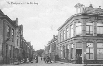 ZS-0439 Zierikzee. Hoofdpoortstraat. Hotel 'Smalheer'. In de deuropening: Cornelis Smalheer (1861-1936), Kaatje ...