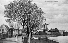 ZS-0446 Zierikzee. Hoofdpoortstraat. Rechts: het Blauwe Bolwerk met molen De Haas (gebouwd in 1727). In het midden het ...