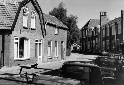 ZS-0474 Zierikzee. Jannewekken. Rechts: de Lager Technische School, voorheen Ambachtsschool..