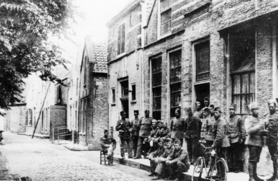 ZS-0551 Zierikzee. Kerkhof nz. In de Eerste Wereldoorlog, tijdens de mobilisatie, in gebruik als kazerne.