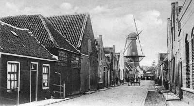 ZS-0584 Zierikzee. Korte Nobelstraat, gezien richting St. Anthoniesdam. Op de achtergrond molen De Hoop , aan de Lange ...