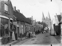 ZS-0605 Zierikzee. Korte Nobelstraat. Links: A71b (thans nr. 3) rijwielhandel van Hugo Jacobus landman (1878); voor de ...