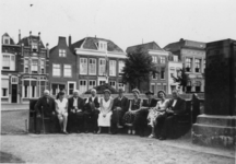 ZS-0635 Zierikzee. Kraanplein. Het gedenkteken rechts op de foto is opgericht op 5 augustus 1924 t.g.v. het bezoek van ...
