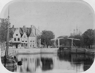 ZS-0639 Zierikzee. Kraanplein. Midden: de uit eind 17de-begin 18de eeuw daterende houten klapbrug; werd in 1891 ...