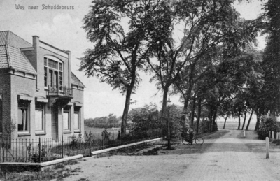 ZS-0677 Zierikzee. Lange Blokweg. Het huis op de voorgrond is gebouwd als pastorie voor ds. J.H. de Roode (predikant te ...