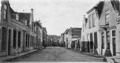 ZS-0727 Zierikzee. Lange Nobelstraat. Rechts: koffiehuis en biljart 'Cafe Stoomtram' van J.L. Strobant (1862)