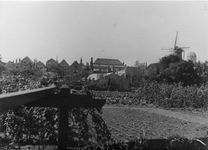 ZS-0756 Zierikzee. Lange Nobelstraat, achterzijde oostzijde. Rechts: de stellingmolen 'De Hoop', gebouwd in 1850, in ...