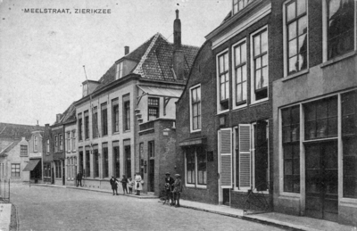 ZS-0815 Zierikzee. Meelstraat, gezien richting Kerkhof. In het midden: het Post-, Telegraaf- en Telefoonkantoor. Rechts ...