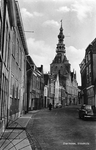 ZS-0819 Zierikzee. Meelstraat. Links: het in november 1956 in gebruik genomen telecommunicatiegebouw. Op de achtergrond ...