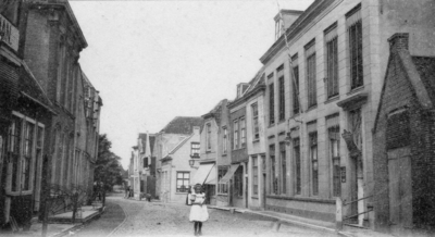 ZS-0824 Zierikzee. Meelstraat B 399 (thans nr. 32). Rechts: het in 1871 geopende Post- en Telegraafkantoor, rechts van ...