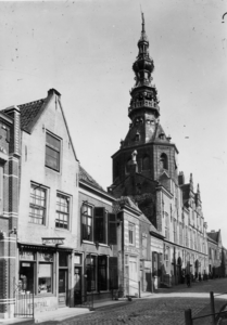ZS-0835 Zierikzee. Meelstraat. Op de achtergrond het stadhuis. Links: de tabaks- en sigarenwinkel van Mariane. Rechts ...