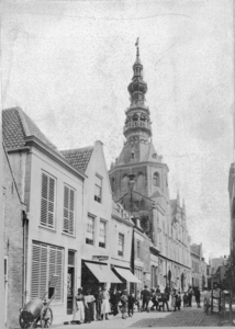 ZS-0845 Zierikzee. Meelstraat. Op de achtergrond het stadhuis. Links: de tabaks- en sigarenwinkel van Mariane Nathan ...