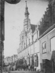 ZS-0847 Zierikzee. Meelstraat. Het stadhuis is versierd i.v.m. een aanstaand bezoek van Koningin Wilhelmina en prins ...