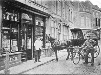 ZS-0855 Zierikzee. Melkmarkt. Winkel van M.J. Constandse. Op de stoep: Pieter Coenraad Phernambucq; op de wagen: ...