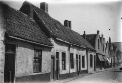 ZS-0874 Zierikzee. Minderbroederstraat (ook wel genoemd 'D'n Blieën 'oek'). Links: de 'Sint Lucaskamertjes', in 1513 ...