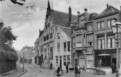 ZS-0878 Zierikzee. Mol. V.l.n.r: 's Gravensteen, het woonhuis van de voormalige stadsarchivaris Pieter Dignus de Vos, ...