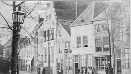 ZS-0886 Zierikzee. Mol. V.l.n.r: het 's Gravensteen, het woonhuis van de voormalige stadsarchivaris Pieter Dignus de ...