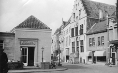 ZS-0895 Zierikzee. Havenplein (voorgrond) / Mol. Links café-restaurant 'Concordia', middenrechts het voormalig huis van ...