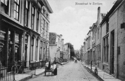 ZS-0935 Zierikzee. Nieuwe Bogerdstraat V.l.n.r: C 196 (thans nr. 58) de kruidenierswinkel van Hubertus Pieter Jacobi en ...