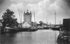 ZS-0980 Zierikzee. Nieuwe Haven. Rechts: de uit 1839 daterende brug. De brug werd in 1927 vervangen. Links: de ...
