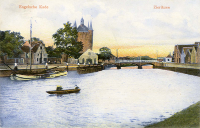 ZS-0981 Zierikzee. Nieuwe Haven. Rechts: de uit 1839 daterende brug. De brug werd in 1927 vervangen. Links: de ...