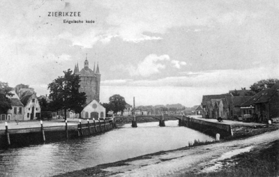 ZS-0983 Zierikzee. Nieuwe Haven. Rechts: de uit 1839 daterende brug. De brug werd in 1927 vervangen. Links: de ...