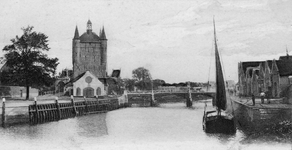 ZS-0987 Zierikzee. Nieuwe Haven. Links: de Zuidhavenpoort. In het midden: de uit 1839 daterende brug. De brug werd in ...